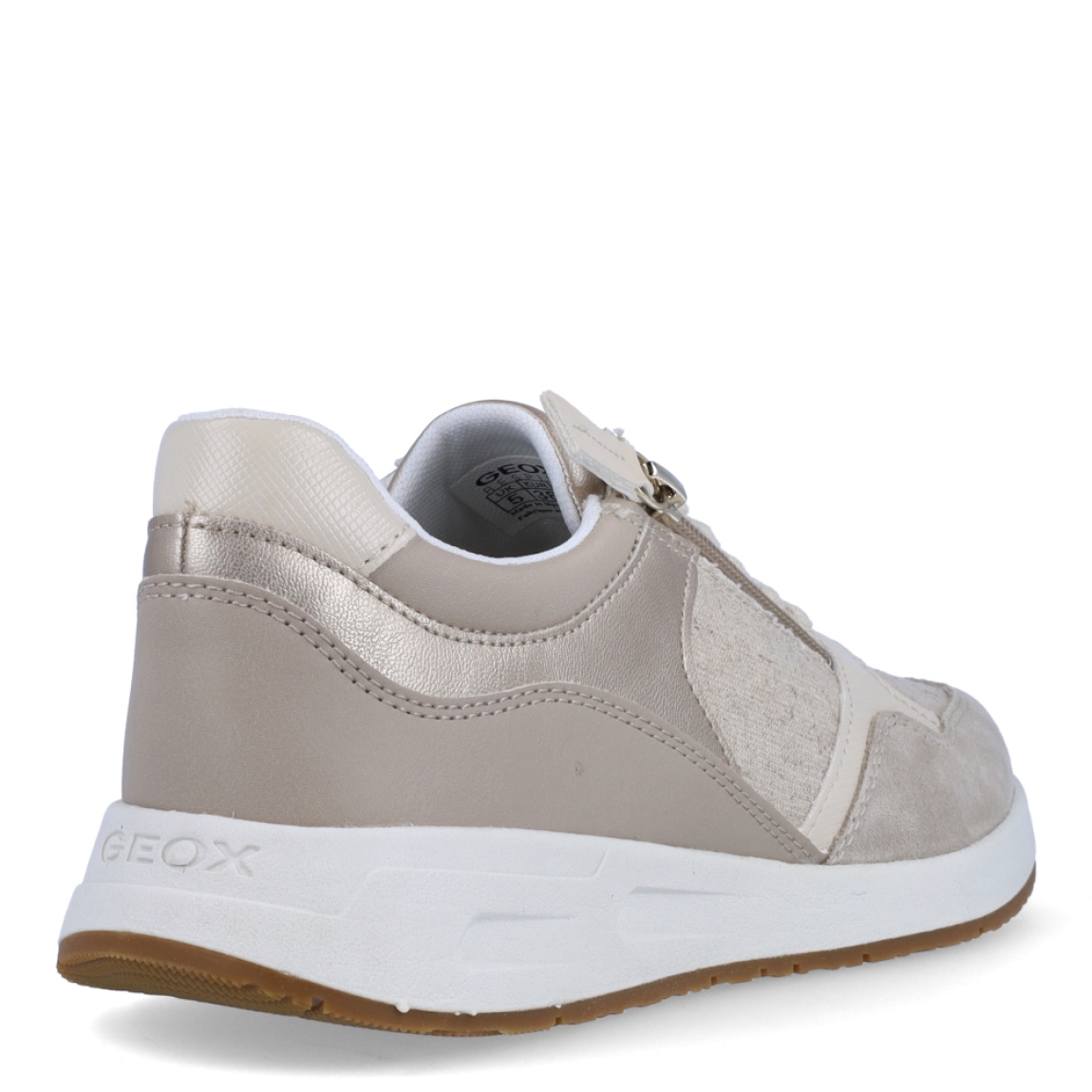 Deportivas de la marca Geox, modelo D36. Exterior de las deportivas en ante color taupe con detalle en dorado. y cremallera. Interior de las deportivas en textil color blanco. Cierre de las deportivas Geox con cordones. Deportivas con suela plana de goma. Estas deportivas Geox D36 son unas clásicas para esta temporada, podrás crear diferentes looks y lucirlas con la máxima comodidad.