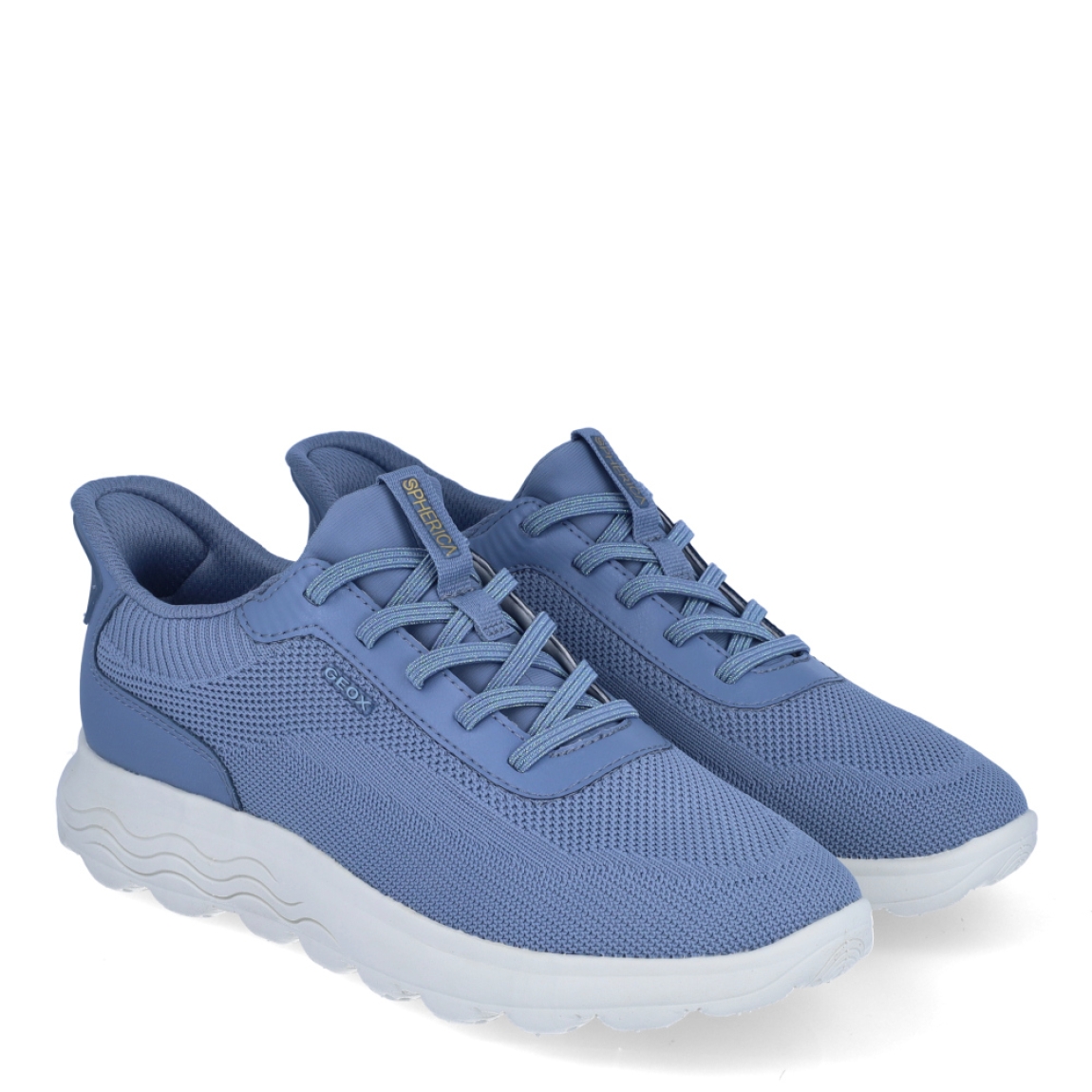 Deportiva de la marca Geox, modelo D55. Exterior en naylon color azul. Interior en textil de color azul. Cierre con cordones. Suela de goma de 2 cm de plataforma. Plantilla desmontable es práctica e higiénica, garantizando la máxima comodidad. D55 se propone como una revolución del concepto de deportiva, por su excelente nivel de comodidad, transpirabilidad y amortiguación. Un modelo de estilo emblemático para quienes aman distinguirse pero no quieren renunciar al confort.