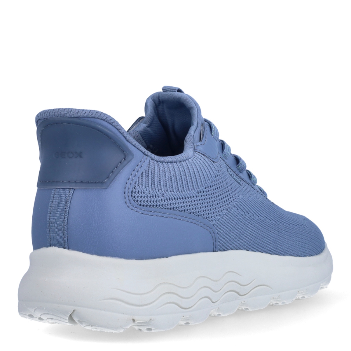 Deportiva de la marca Geox, modelo D55. Exterior en naylon color azul. Interior en textil de color azul. Cierre con cordones. Suela de goma de 2 cm de plataforma. Plantilla desmontable es práctica e higiénica, garantizando la máxima comodidad. D55 se propone como una revolución del concepto de deportiva, por su excelente nivel de comodidad, transpirabilidad y amortiguación. Un modelo de estilo emblemático para quienes aman distinguirse pero no quieren renunciar al confort.