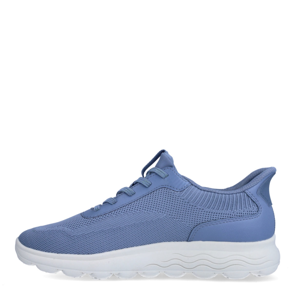 Deportiva de la marca Geox, modelo D55. Exterior en naylon color azul. Interior en textil de color azul. Cierre con cordones. Suela de goma de 2 cm de plataforma. Plantilla desmontable es práctica e higiénica, garantizando la máxima comodidad. D55 se propone como una revolución del concepto de deportiva, por su excelente nivel de comodidad, transpirabilidad y amortiguación. Un modelo de estilo emblemático para quienes aman distinguirse pero no quieren renunciar al confort.