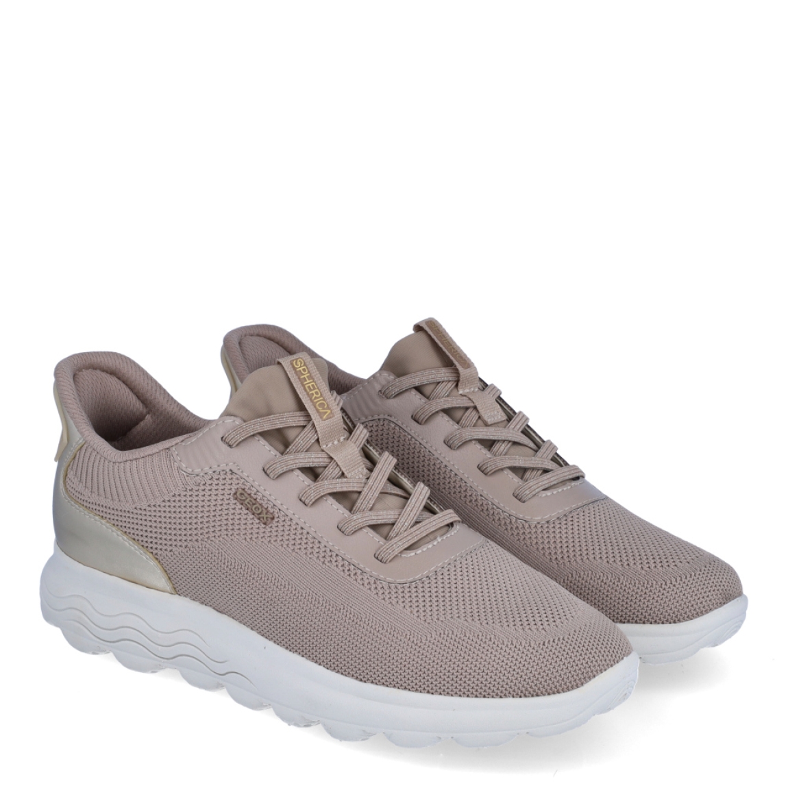 Deportiva de la marca Geox, modelo D55. Exterior en tela color taupe. Interior en textil de color taupe. Cierre con cordones. Suela de goma de 2 cm de plataforma. Plantilla desmontable es práctica e higiénica, garantizando la máxima comodidad. D55 se propone como una revolución del concepto de deportiva, por su excelente nivel de comodidad, transpirabilidad y amortiguación. Un modelo de estilo emblemático para quienes aman distinguirse pero no quieren renunciar al confort.