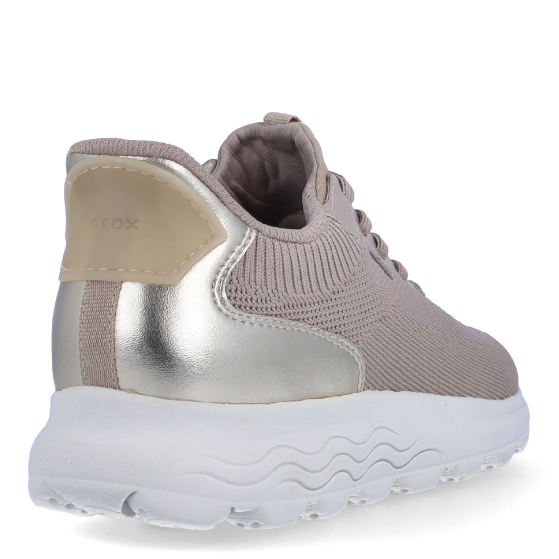 Deportiva de la marca Geox, modelo D55. Exterior en tela color taupe. Interior en textil de color taupe. Cierre con cordones. Suela de goma de 2 cm de plataforma. Plantilla desmontable es práctica e higiénica, garantizando la máxima comodidad. D55 se propone como una revolución del concepto de deportiva, por su excelente nivel de comodidad, transpirabilidad y amortiguación. Un modelo de estilo emblemático para quienes aman distinguirse pero no quieren renunciar al confort.