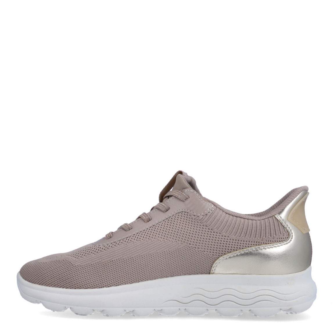 Deportiva de la marca Geox, modelo D55. Exterior en tela color taupe. Interior en textil de color taupe. Cierre con cordones. Suela de goma de 2 cm de plataforma. Plantilla desmontable es práctica e higiénica, garantizando la máxima comodidad. D55 se propone como una revolución del concepto de deportiva, por su excelente nivel de comodidad, transpirabilidad y amortiguación. Un modelo de estilo emblemático para quienes aman distinguirse pero no quieren renunciar al confort.