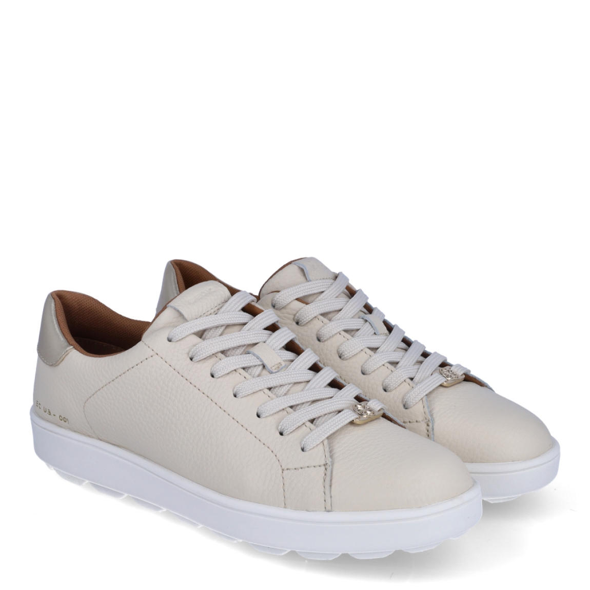 Deportiva clásica de la marca Geox, modelo ERIC. Exterior en piel color beig. Interior en textil de color camel. Cierre con cordones. Suela de goma de 2 cm de plataforma. Plantilla desmontable es práctica e higiénica, garantizando la máxima comodidad. ERIC se propone como una revolución del concepto de deportiva, por su excelente nivel de comodidad y amortiguación. Un modelo de estilo emblemático para quienes aman distinguirse pero no quieren renunciar al confort.