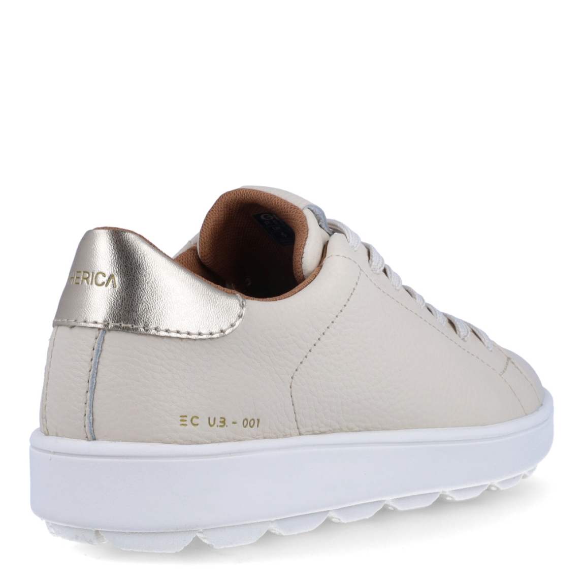 Deportiva clásica de la marca Geox, modelo ERIC. Exterior en piel color beig. Interior en textil de color camel. Cierre con cordones. Suela de goma de 2 cm de plataforma. Plantilla desmontable es práctica e higiénica, garantizando la máxima comodidad. ERIC se propone como una revolución del concepto de deportiva, por su excelente nivel de comodidad y amortiguación. Un modelo de estilo emblemático para quienes aman distinguirse pero no quieren renunciar al confort.