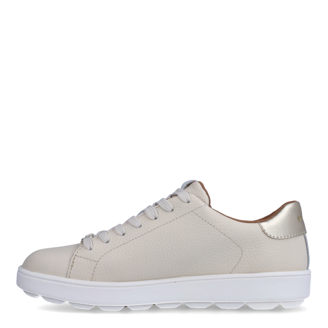 Deportiva clásica de la marca Geox, modelo ERIC. Exterior en piel color beig. Interior en textil de color camel. Cierre con cordones. Suela de goma de 2 cm de plataforma. Plantilla desmontable es práctica e higiénica, garantizando la máxima comodidad. ERIC se propone como una revolución del concepto de deportiva, por su excelente nivel de comodidad y amortiguación. Un modelo de estilo emblemático para quienes aman distinguirse pero no quieren renunciar al confort.