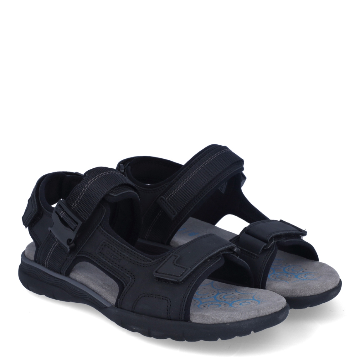 Sandalias de la marca Geox, modelo U55. Exterior en neopreno de color negro. Interior en neopreno color gris con plantilla acolchada para máxima comodidad. Cierre de sandalias Geox con triple velcro, en pala y tobillo. Suela plana. Estas sandalias Geoz U55 son el complemento perfecto para tus looks de temporada en el día a día!