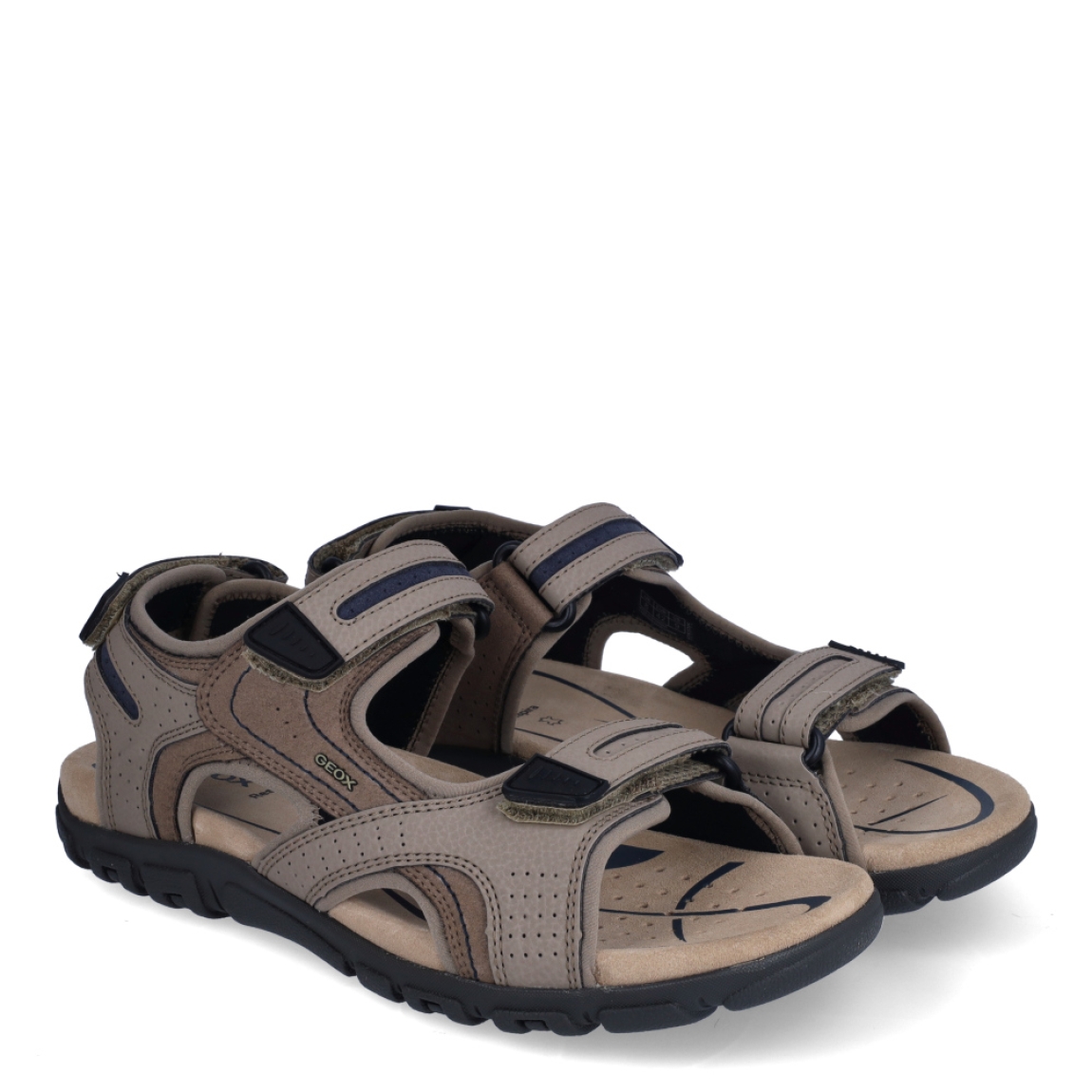 Sandalias de la marca Geox, modelo U82. Exterior en neopreno de color camel. Interior en neopreno color beig con plantilla acolchada para máxima comodidad. Cierre de sandalias Geox con triple velcro, en pala y tobillo. Suela plana. Estas sandalias Geoz U82 son el complemento perfecto para tus looks de temporada en el día a día!