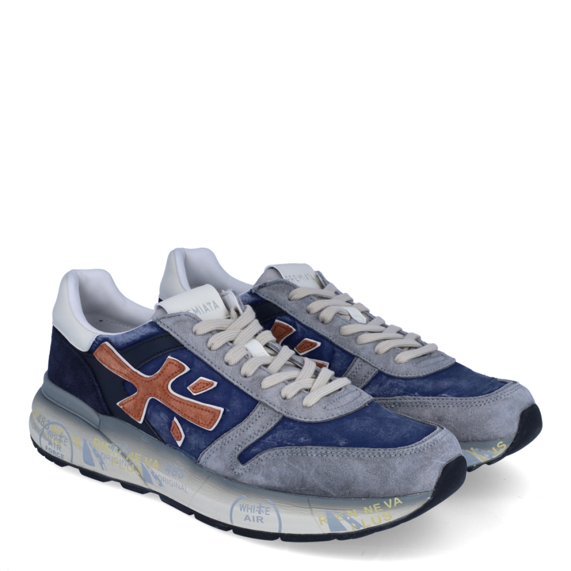 Deportiva clásica de la marca Premiata, modelo Mick. Exterior de la deportiva de ante de color azul, con detalles de ante de color camel y gris. Interior de la deportiva de piel de color blanco. Cierre de la deportiva con cordones. Deportiva con suela de goma de 3 cm de cuña. Deportiva con plantilla acolchada y de piel para garantizar la máxima comodidad. La deportiva Mick de Premiata es una deportiva cómoda, perfecta para cualquier plan!