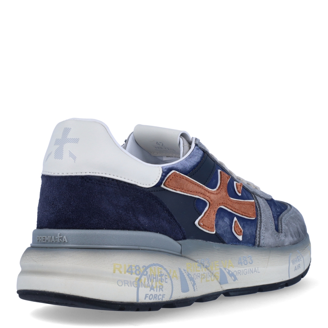 Deportiva clásica de la marca Premiata, modelo Mick. Exterior de la deportiva de ante de color azul, con detalles de ante de color camel y gris. Interior de la deportiva de piel de color blanco. Cierre de la deportiva con cordones. Deportiva con suela de goma de 3 cm de cuña. Deportiva con plantilla acolchada y de piel para garantizar la máxima comodidad. La deportiva Mick de Premiata es una deportiva cómoda, perfecta para cualquier plan!