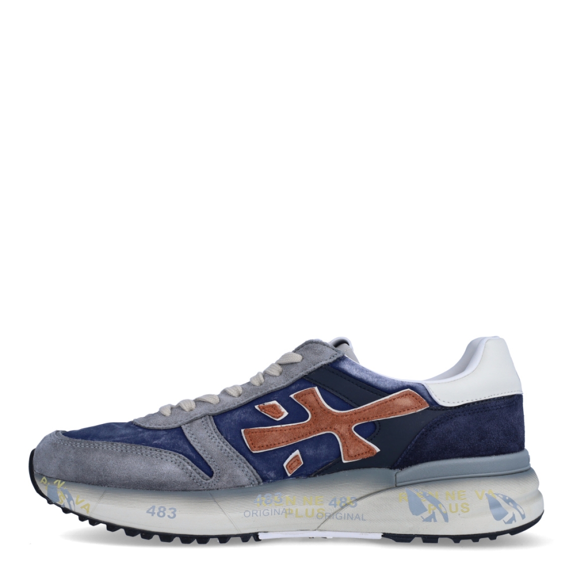 Deportiva clásica de la marca Premiata, modelo Mick. Exterior de la deportiva de ante de color azul, con detalles de ante de color camel y gris. Interior de la deportiva de piel de color blanco. Cierre de la deportiva con cordones. Deportiva con suela de goma de 3 cm de cuña. Deportiva con plantilla acolchada y de piel para garantizar la máxima comodidad. La deportiva Mick de Premiata es una deportiva cómoda, perfecta para cualquier plan!