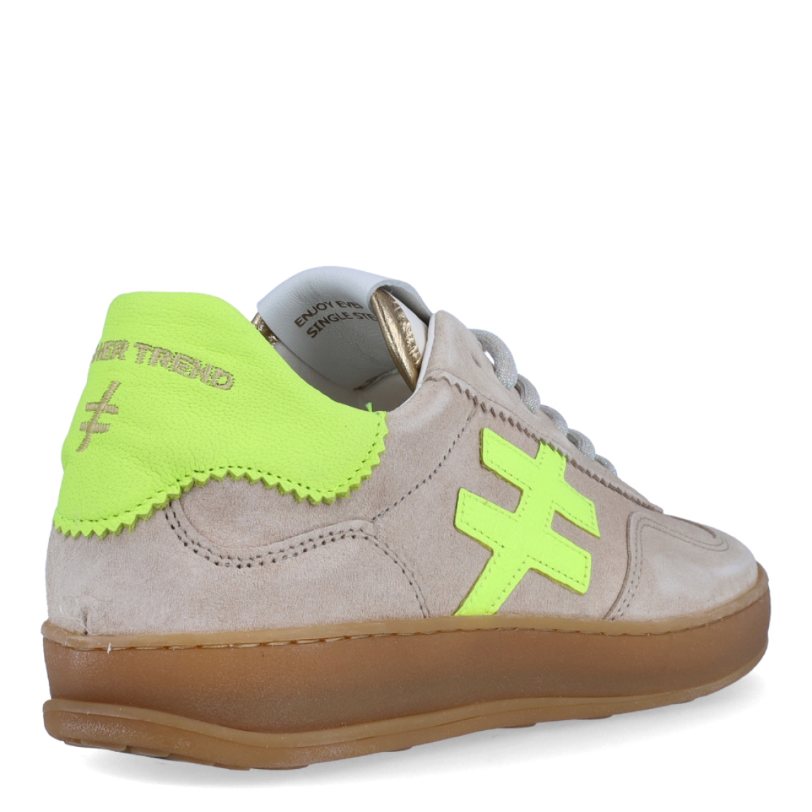 Deportivas de la marca Another Trend, modelo A32. Exterior en ante color beig con detalle del logo en color verde neón, al igual que la parte del talón. Interior en piel color blanco. Cierre de las depoerivas Another Trend con cordones y suela de goma plana. Estas deportivas Another Trend A32 son, sin duda, un complemento ideal para tus looks urbanos, con estilo y comodidad.