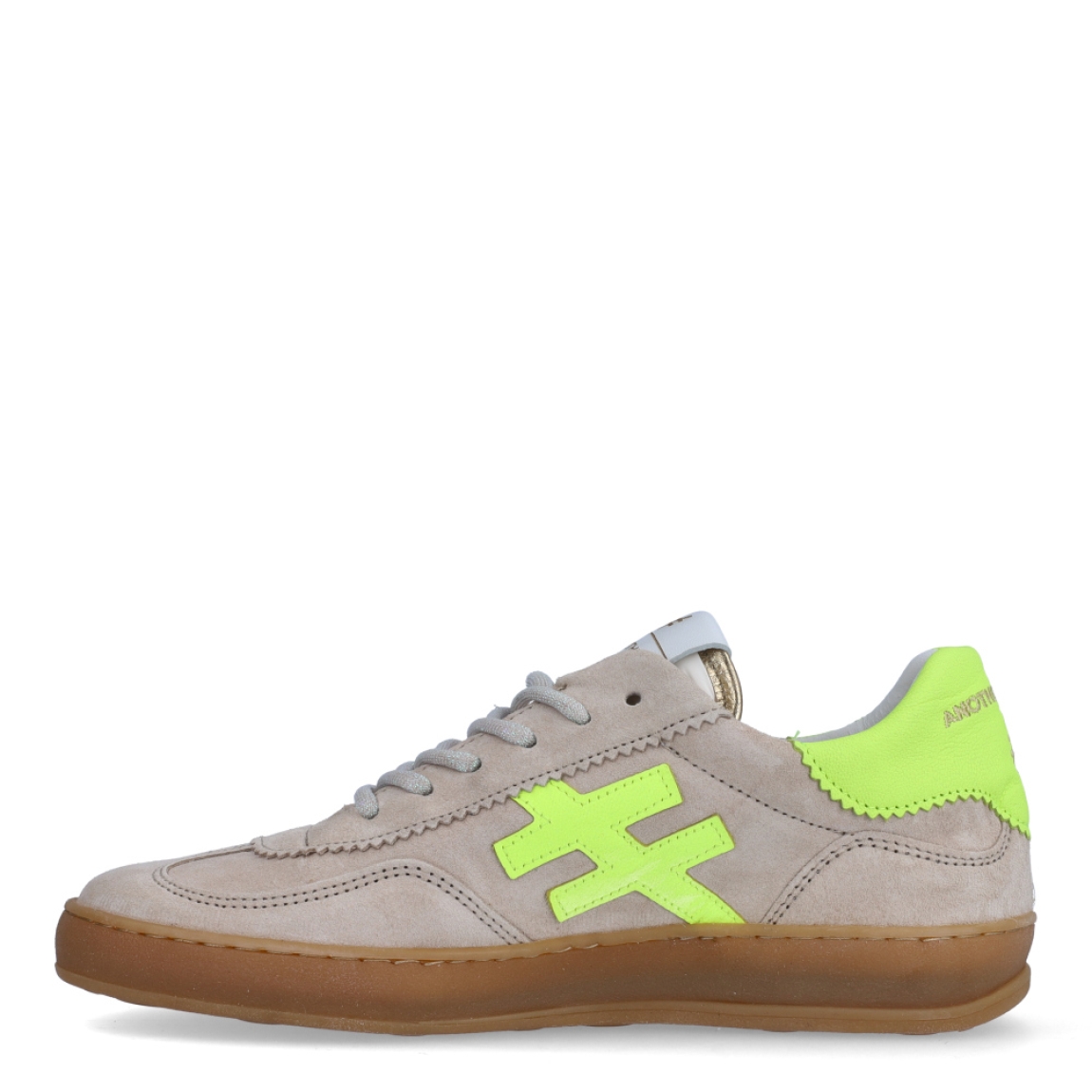 Deportivas de la marca Another Trend, modelo A32. Exterior en ante color beig con detalle del logo en color verde neón, al igual que la parte del talón. Interior en piel color blanco. Cierre de las depoerivas Another Trend con cordones y suela de goma plana. Estas deportivas Another Trend A32 son, sin duda, un complemento ideal para tus looks urbanos, con estilo y comodidad.