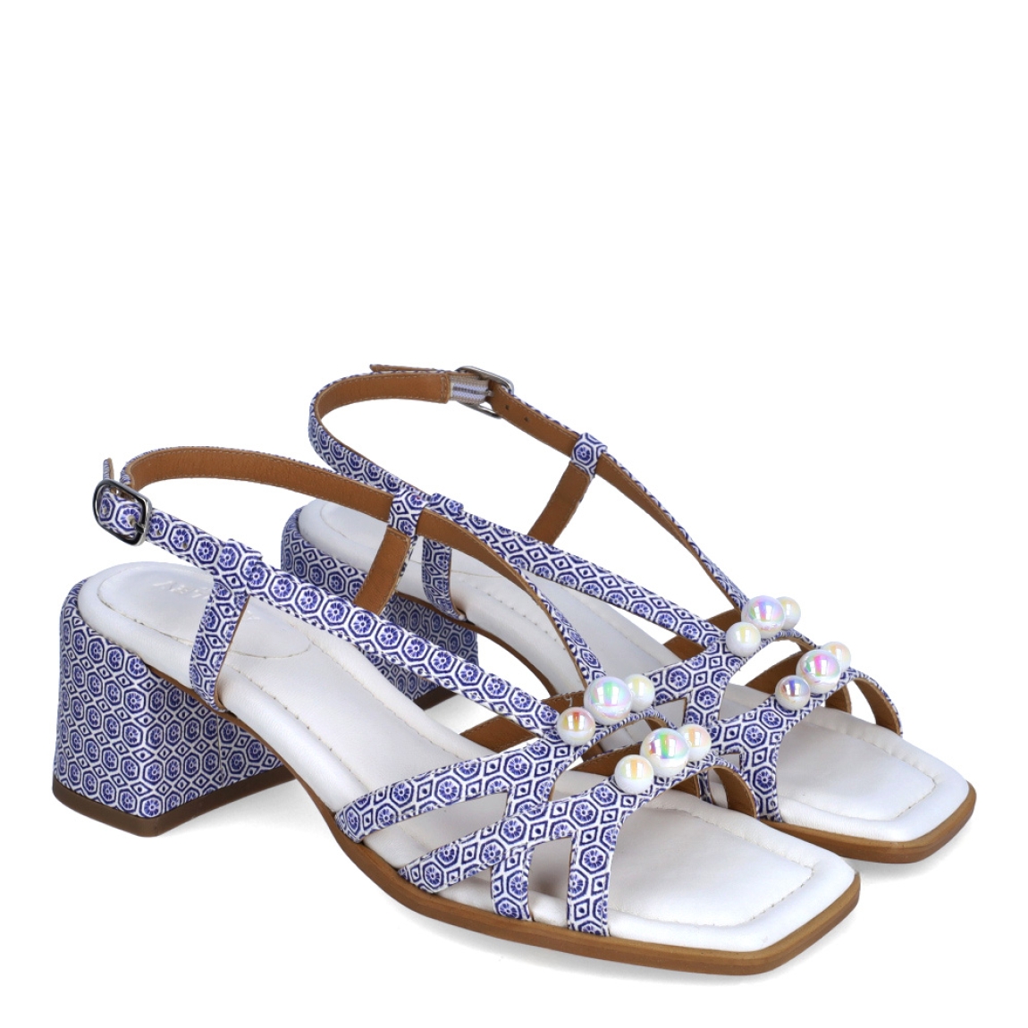 Sandalias de la marca Audley, modelo PERLA. Exterior en piel color azul con detalle estampado. Sandalias con tiras y detalle de perlas en la pala. Interior en piel color blanco. Cierre de sandalias Audley con hebilla en tobillo. Estas sandalias Audley PERLA son un complemento que te hará lucir looks con estilo y comodidad. Perfecto para destacar en esta temporada!