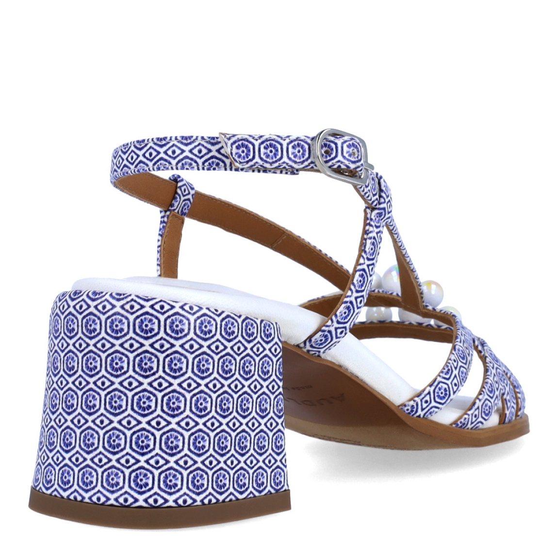 Sandalias de la marca Audley, modelo PERLA. Exterior en piel color azul con detalle estampado. Sandalias con tiras y detalle de perlas en la pala. Interior en piel color blanco. Cierre de sandalias Audley con hebilla en tobillo. Estas sandalias Audley PERLA son un complemento que te hará lucir looks con estilo y comodidad. Perfecto para destacar en esta temporada!