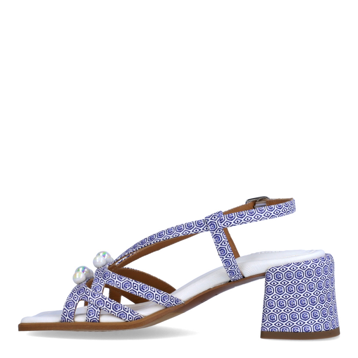 Sandalias de la marca Audley, modelo PERLA. Exterior en piel color azul con detalle estampado. Sandalias con tiras y detalle de perlas en la pala. Interior en piel color blanco. Cierre de sandalias Audley con hebilla en tobillo. Estas sandalias Audley PERLA son un complemento que te hará lucir looks con estilo y comodidad. Perfecto para destacar en esta temporada!