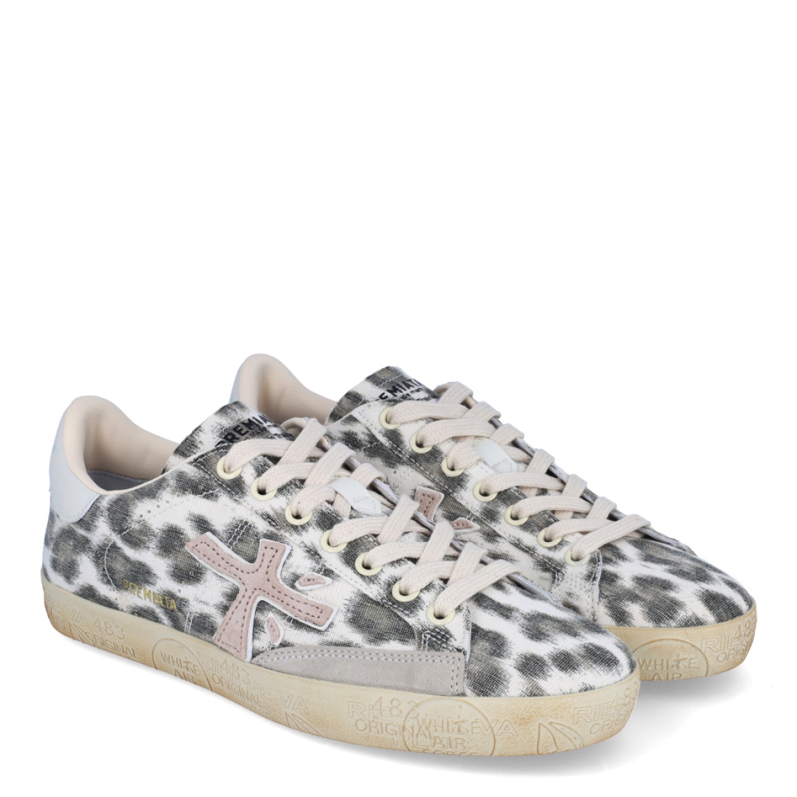 Deportivas de la marca Premiata, modelo STEVEND. Exterior de las deportivas en tejano con estampado animal print de leopardo, detalle de logo de la marca en color rosa. Interior de las deportivas en piel color blanco. Cierre de las deportivas Premiata con cordones. Deportivas con suela plana. Estas deportivas Premiata STEVEND son un complemento ideal para tu armario de temporada!