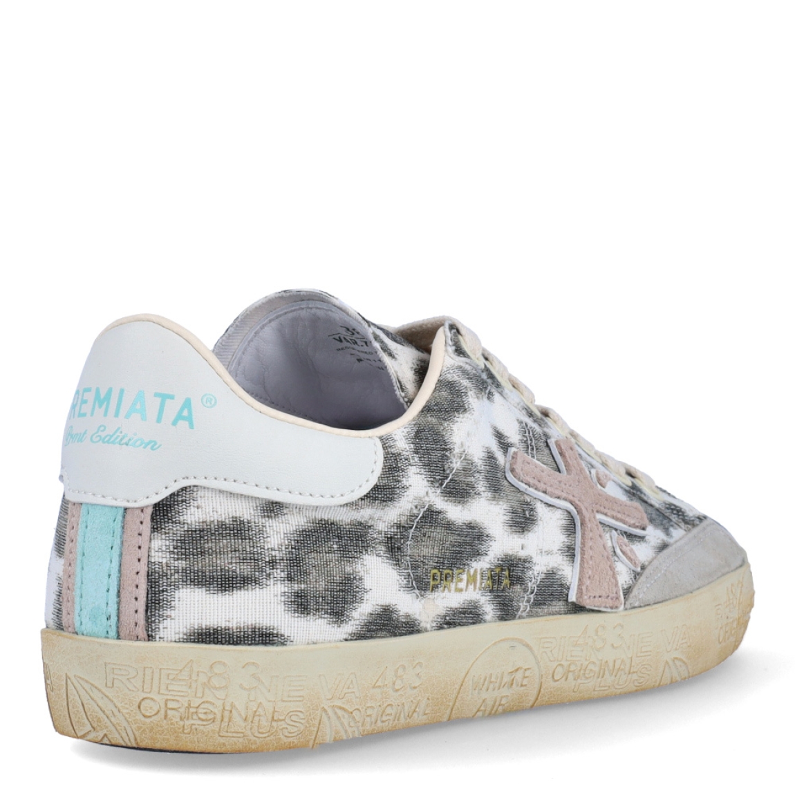 Deportivas de la marca Premiata, modelo STEVEND. Exterior de las deportivas en tejano con estampado animal print de leopardo, detalle de logo de la marca en color rosa. Interior de las deportivas en piel color blanco. Cierre de las deportivas Premiata con cordones. Deportivas con suela plana. Estas deportivas Premiata STEVEND son un complemento ideal para tu armario de temporada!