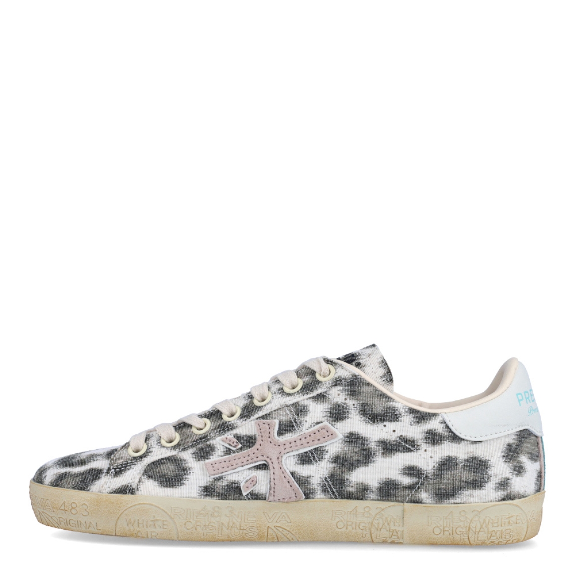 Deportivas de la marca Premiata, modelo STEVEND. Exterior de las deportivas en tejano con estampado animal print de leopardo, detalle de logo de la marca en color rosa. Interior de las deportivas en piel color blanco. Cierre de las deportivas Premiata con cordones. Deportivas con suela plana. Estas deportivas Premiata STEVEND son un complemento ideal para tu armario de temporada!