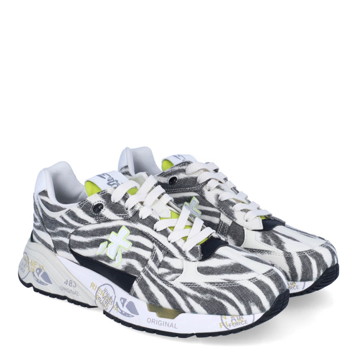 Deportivas de la marca Premiata, modelo MASED. Exterior de las deportivas en tejano con estampado animal print de cebra, detalle del logo en color blanco y aplicaciones en verde neón. Interior de las deportivas en piel color blanco. Cierre de las deportivas Premiata con cordones. Deportivas con cuña de 3cm de altura. Estas deportivas Premiata MASED son un complemento ideal para tu armario de temporada!