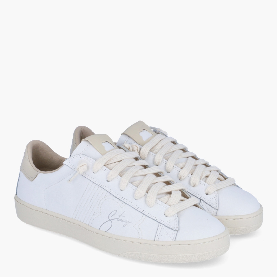 Deportivas de la marca Stacy, modelo ROSE. Exterior en piel color blanco con detalle del logo en lateral. Interior en peil color beig. Cierre de las deportivas con cordones. Deportivas Stacy con suela plana. Estas deportivas Stacy ROSE son unas clásicas, ideales para complementar tus looks del día a día!