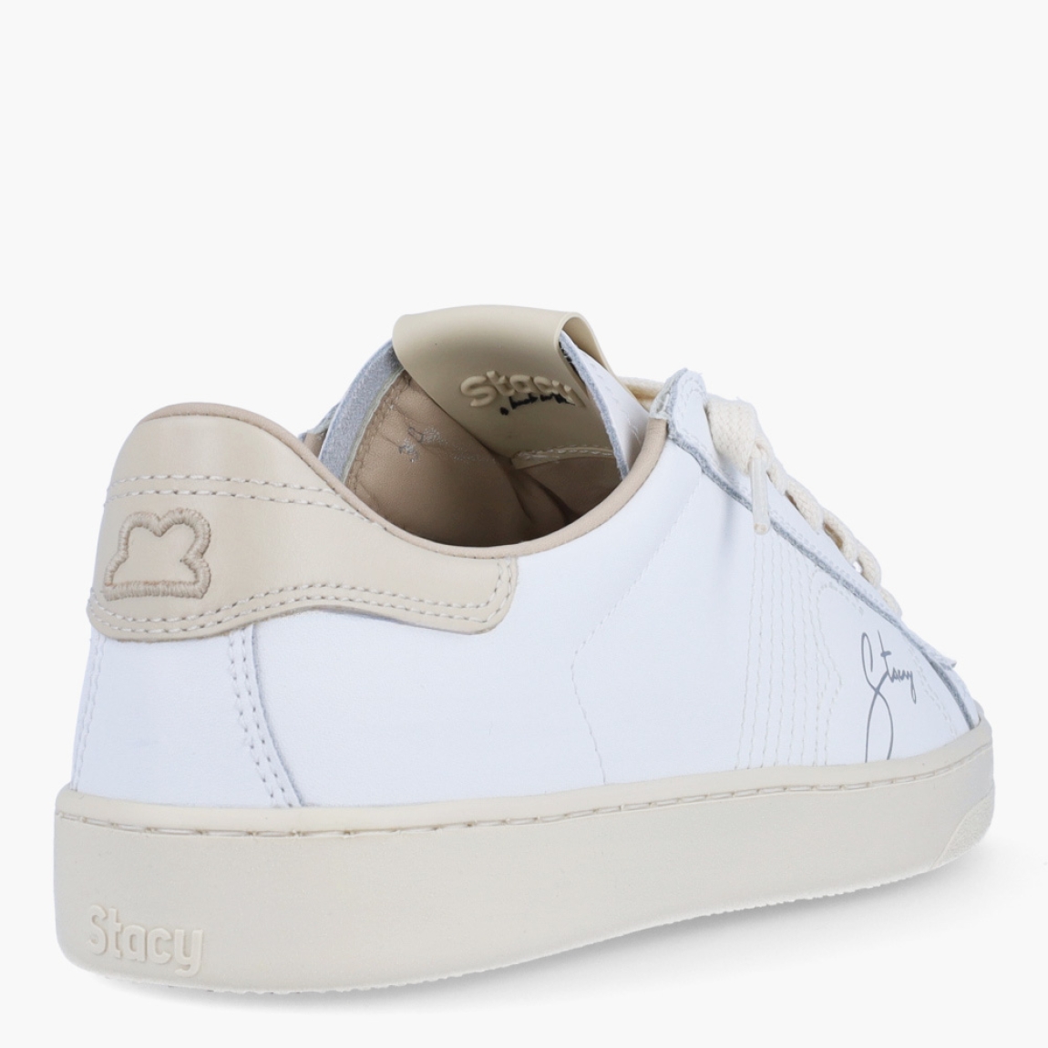 Deportivas de la marca Stacy, modelo ROSE. Exterior en piel color blanco con detalle del logo en lateral. Interior en peil color beig. Cierre de las deportivas con cordones. Deportivas Stacy con suela plana. Estas deportivas Stacy ROSE son unas clásicas, ideales para complementar tus looks del día a día!