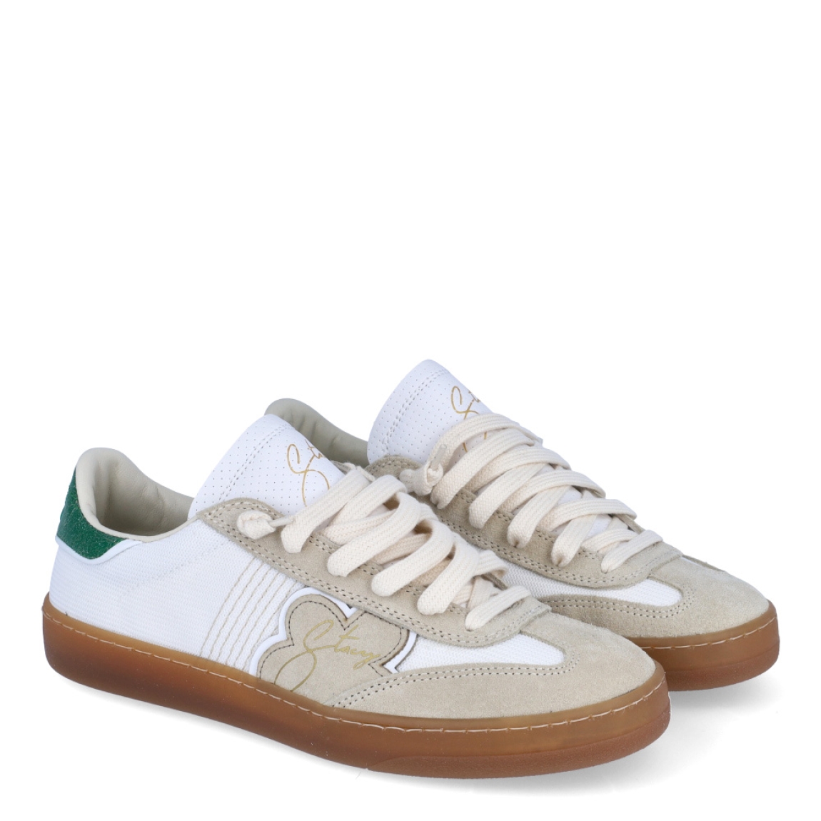 Deportivas de la marca Stacy, modelo LOTUS. Exterior en naylon color blanco con detalle del logo en lateral y ante color taupe. Parte de tobillo color verde. Interior en piel color beig. Cierre de las deportivas con cordones. Deportivas Stacy con 2cm de plataforma. Estas deportivas Stacy LOTUS son unas clásicas, ideales para complementar tus looks del día a día!