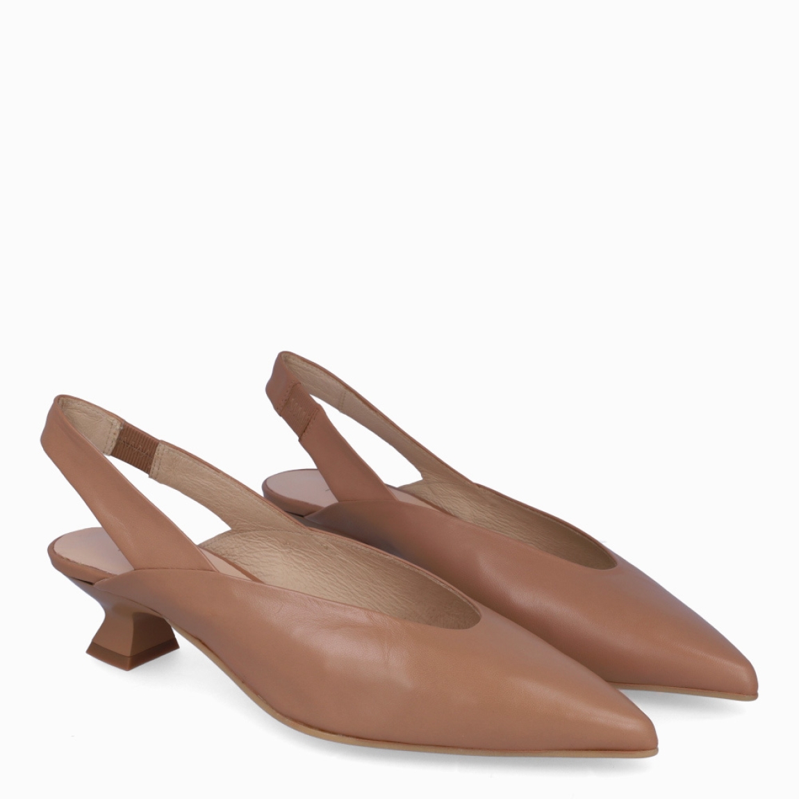 Salones destalonados de la marca Munné, modelo STHER. Exterior en piel color camel con punta lápiz. Interior en piel color nude. Cierre con tiras. Salones Munné con tacón de 3cm de altura. Estos salones Munné STHER son un complemento ideal para darle elegancia a tus looks!