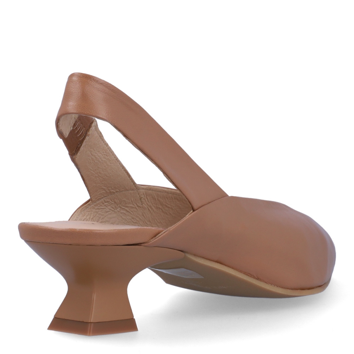 Salones destalonados de la marca Munné, modelo STHER. Exterior en piel color camel con punta lápiz. Interior en piel color nude. Cierre con tiras. Salones Munné con tacón de 3cm de altura. Estos salones Munné STHER son un complemento ideal para darle elegancia a tus looks!