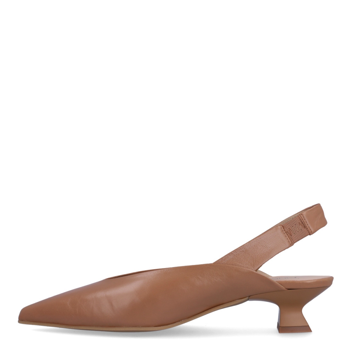Salones destalonados de la marca Munné, modelo STHER. Exterior en piel color camel con punta lápiz. Interior en piel color nude. Cierre con tiras. Salones Munné con tacón de 3cm de altura. Estos salones Munné STHER son un complemento ideal para darle elegancia a tus looks!