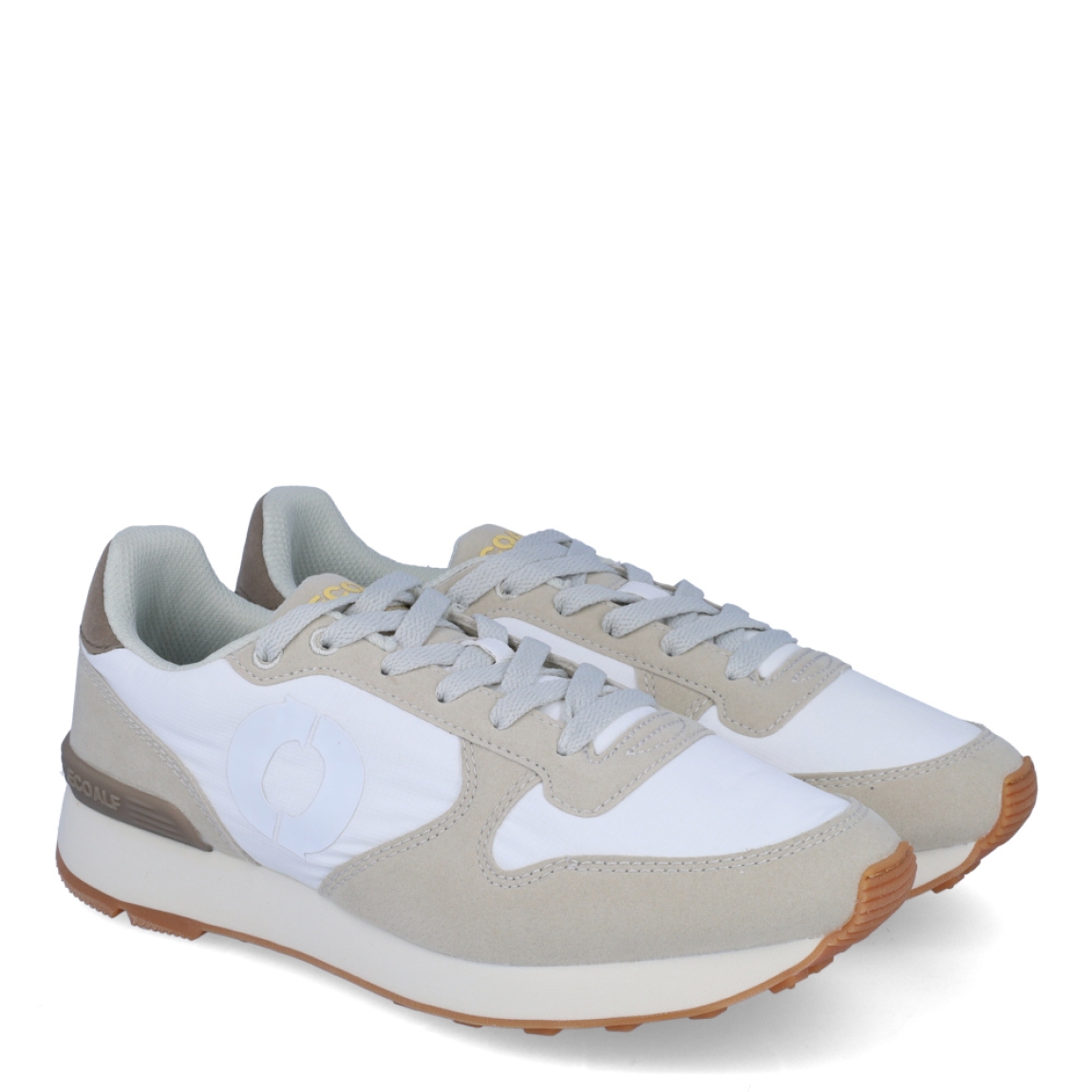 Deportivas de la marca Ecoalf, modelo UCLA. Exterior de las deportivas en naylon color blanco. Interior de las deportivas en tela color blanco. Cierre de las deportivas con cordones gris . Deportivas Ecoalf con suela plana. Estas deportivas Ecoalf Ucla transpirables son el complemento perfecto en tu armario. Tienen un diseño clásico y te darán la comodidad que necesitas para tu día a día!
