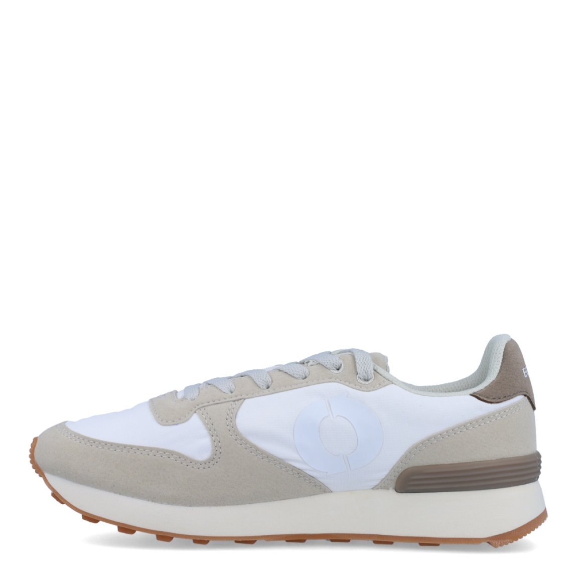 Deportivas de la marca Ecoalf, modelo UCLA. Exterior de las deportivas en naylon color blanco. Interior de las deportivas en tela color blanco. Cierre de las deportivas con cordones gris . Deportivas Ecoalf con suela plana. Estas deportivas Ecoalf Ucla transpirables son el complemento perfecto en tu armario. Tienen un diseño clásico y te darán la comodidad que necesitas para tu día a día!