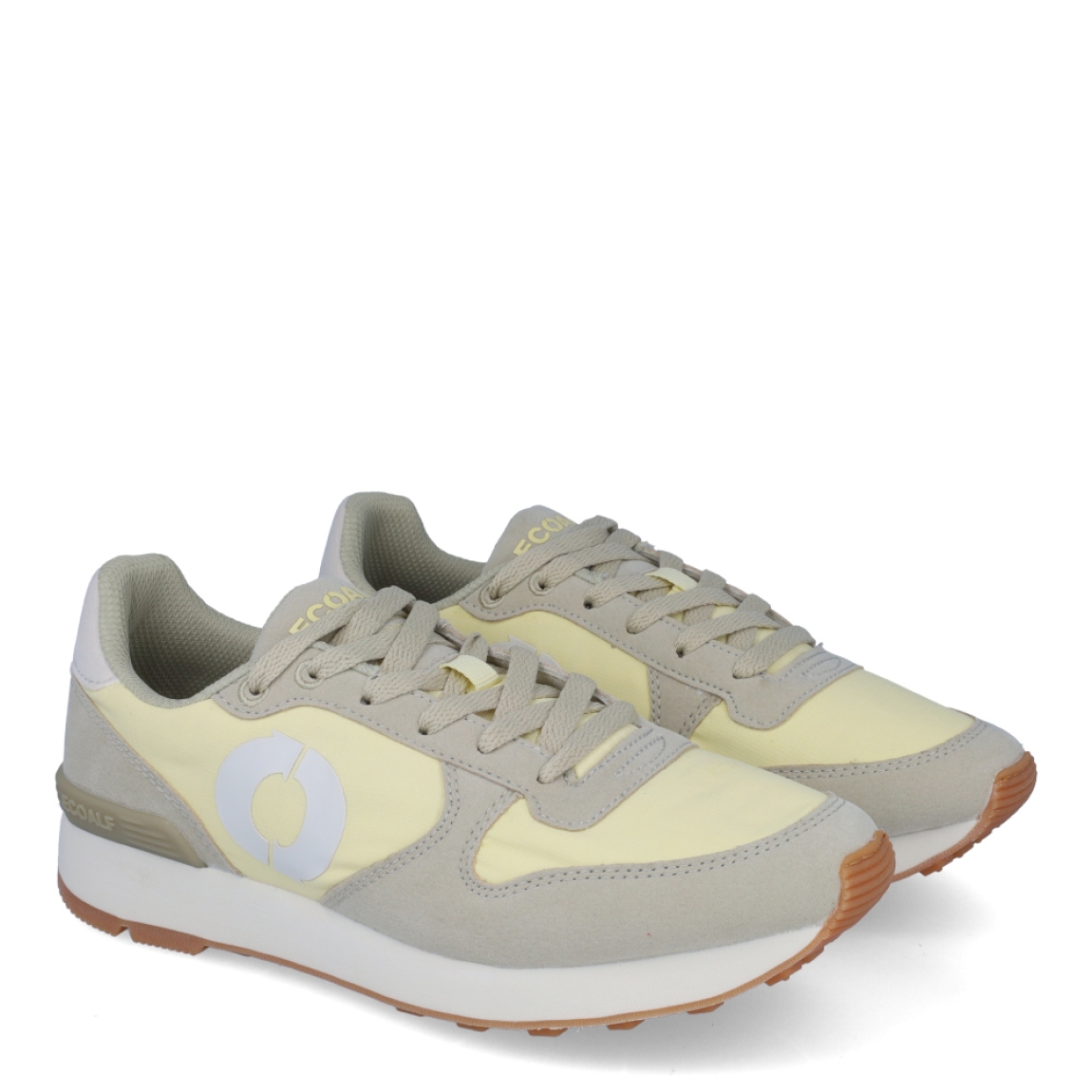 Deportivas de la marca Ecoalf, modelo UCLA. Exterior de las deportivas en naylon color amarillo. Interior de las deportivas en tela color beig. Cierre de las deportivas con cordones beig. Deportivas Ecoalf con suela plana. Estas deportivas Ecoalf Ucla transpirables son el complemento perfecto en tu armario. Tienen un diseño clásico y te darán la comodidad que necesitas para tu día a día!