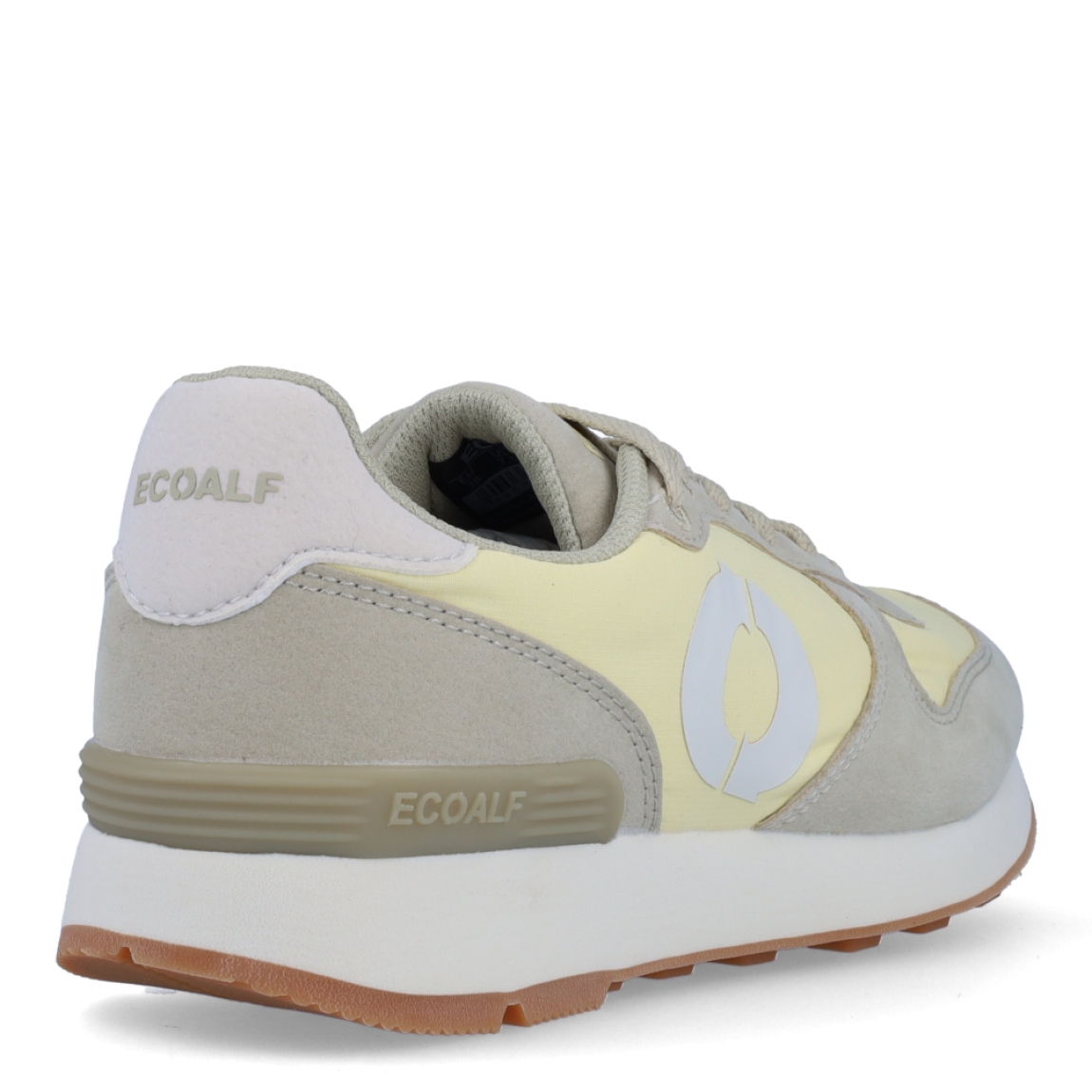 Deportivas de la marca Ecoalf, modelo UCLA. Exterior de las deportivas en naylon color amarillo. Interior de las deportivas en tela color beig. Cierre de las deportivas con cordones beig. Deportivas Ecoalf con suela plana. Estas deportivas Ecoalf Ucla transpirables son el complemento perfecto en tu armario. Tienen un diseño clásico y te darán la comodidad que necesitas para tu día a día!