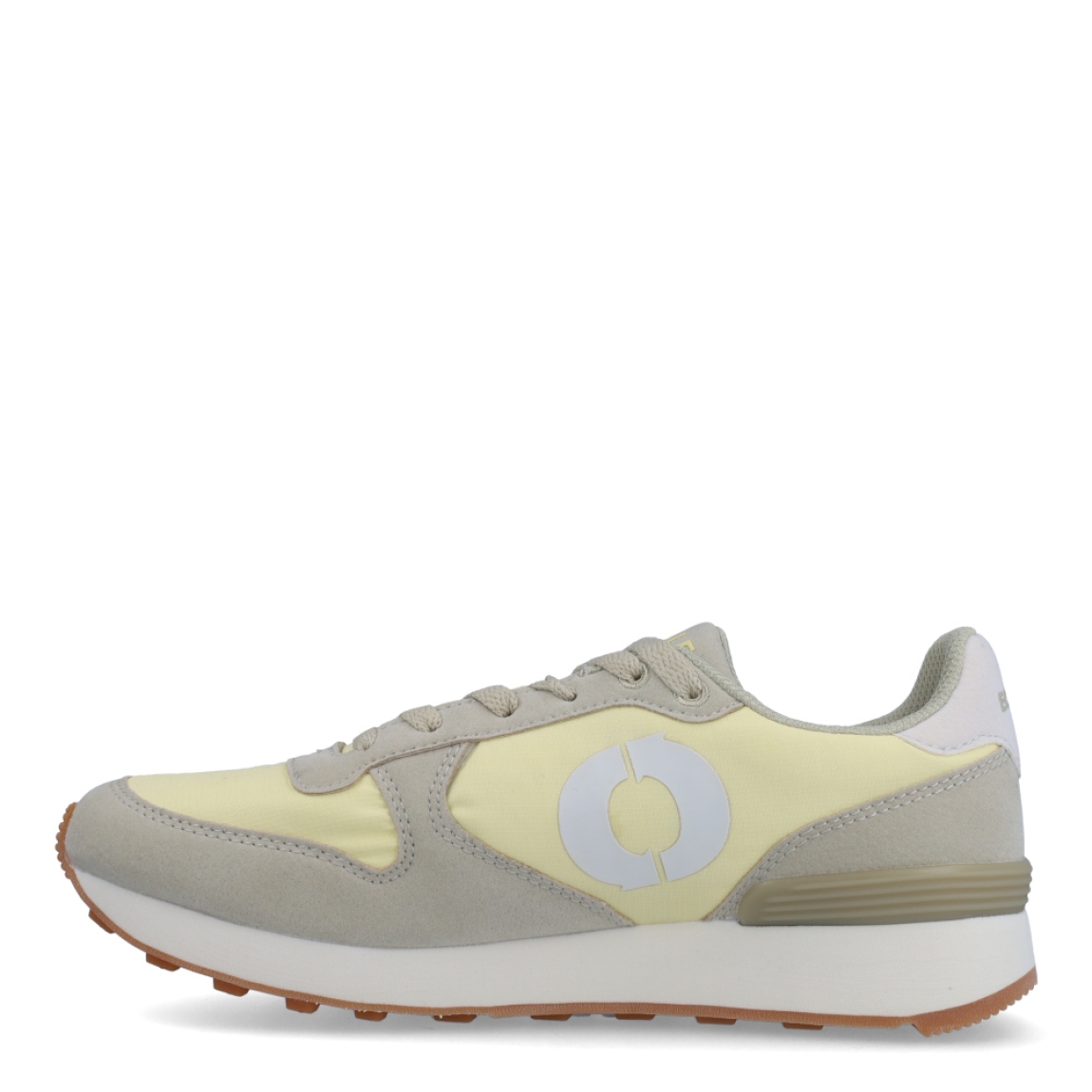 Deportivas de la marca Ecoalf, modelo UCLA. Exterior de las deportivas en naylon color amarillo. Interior de las deportivas en tela color beig. Cierre de las deportivas con cordones beig. Deportivas Ecoalf con suela plana. Estas deportivas Ecoalf Ucla transpirables son el complemento perfecto en tu armario. Tienen un diseño clásico y te darán la comodidad que necesitas para tu día a día!
