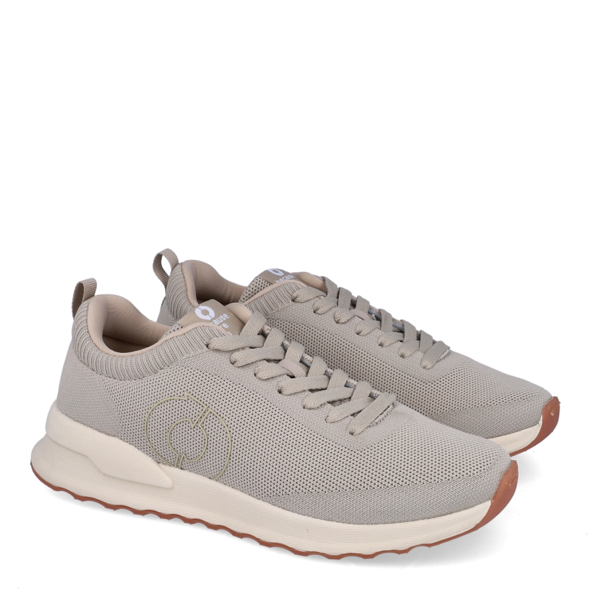 Deportivas de la marca Ecoalf, modelo CONDEKI. Exterior de las deportivas en tela color beig. Interior de las deportivas en tela y piel color beig. Cierre de las deportivas con cordones beig. Deportivas Ecoalf con suela plana. Estas deportivas Ecoalf Condeki transpirables son el complemento perfecto en tu armario. Tienen un diseño clásico y te darán la comodidad que necesitas para tu día a día!