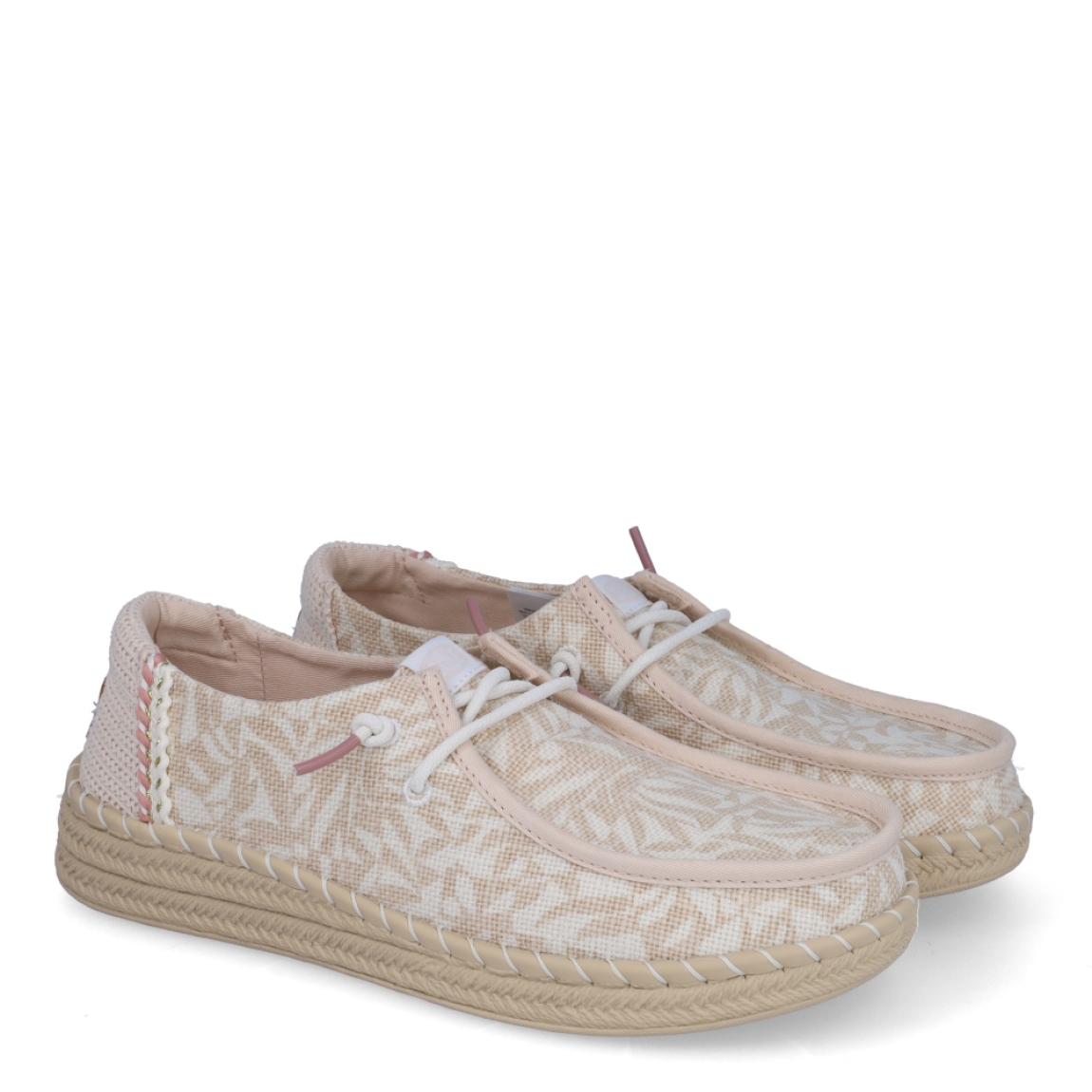 Náuticos transpirables de la marca Hey Dude, modelo WENDY. Exterior de los áuticos en textil color beig con estampado. Interior en textil color blanco. Cierre de los náuticos Hey Dude con cordón elástico blanco. Naúticos con suela plana. Estos náuticos Hey Dude WENDY son el complemento clásico que necesitas esta temporada. No te puede faltar en tu armario.
