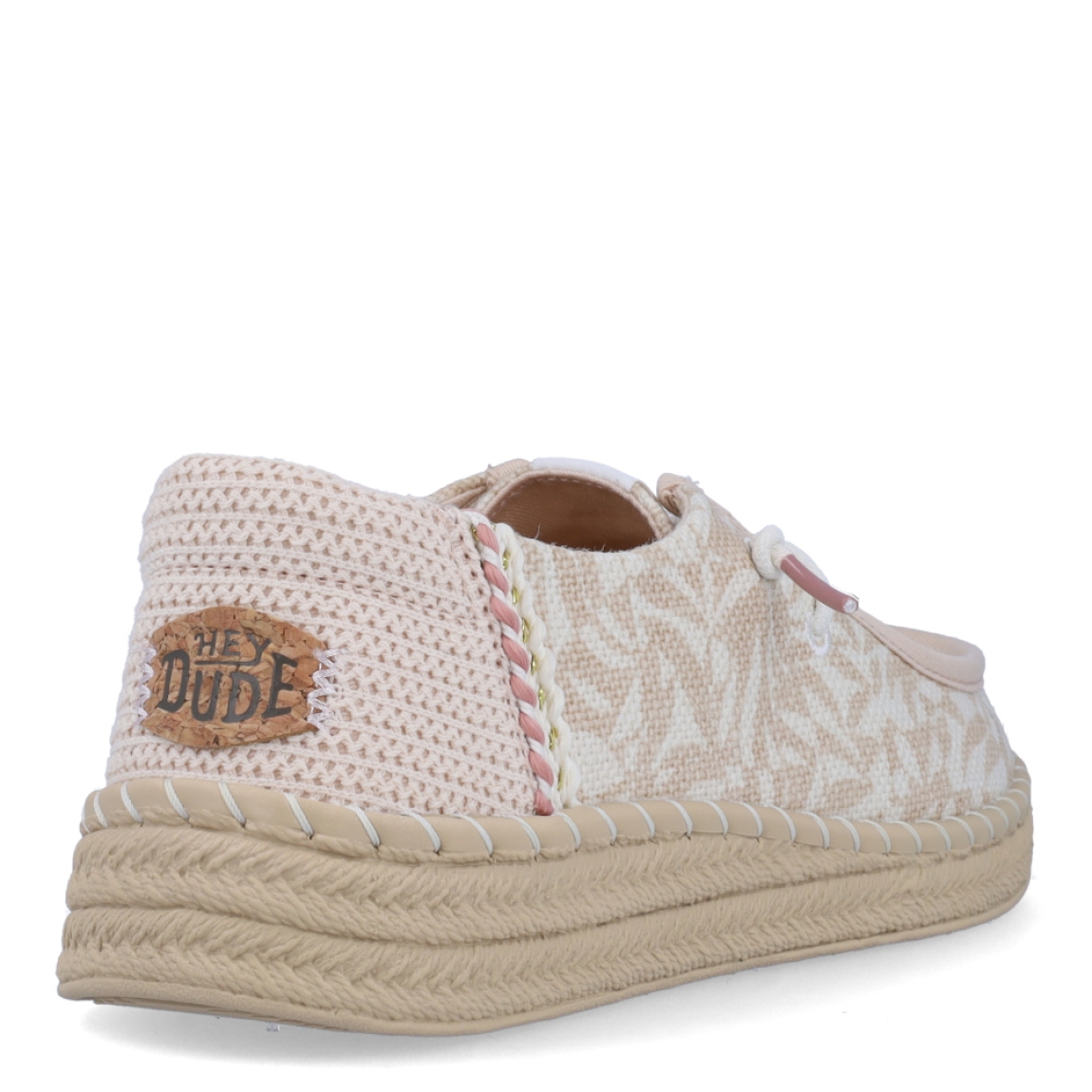 Náuticos transpirables de la marca Hey Dude, modelo WENDY. Exterior de los áuticos en textil color beig con estampado. Interior en textil color blanco. Cierre de los náuticos Hey Dude con cordón elástico blanco. Naúticos con suela plana. Estos náuticos Hey Dude WENDY son el complemento clásico que necesitas esta temporada. No te puede faltar en tu armario.