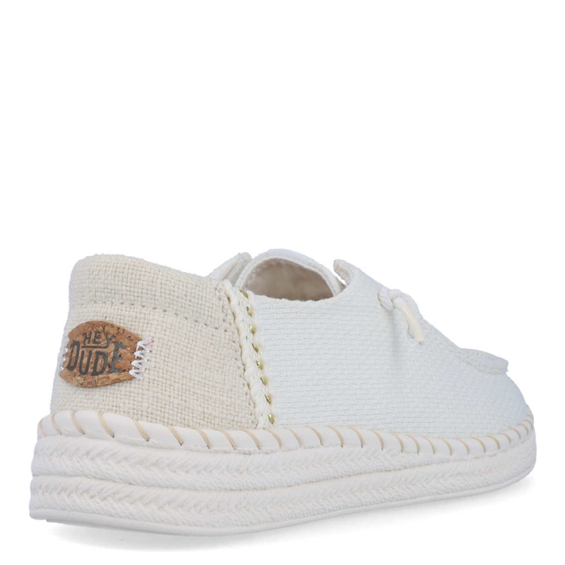 Náuticos transpirables de la marca Hey Dude, modelo WENDY ESPADRILE. Exterior de los áuticos en textil color blanco. Interior en textil color blanco. Cierre de los náuticos Hey Dude con cordón elástico blanco. Naúticos con suela plana. Estos náuticos Hey Dude WENDY ESPADRILE son el complemento clásico que necesitas esta temporada. No te puede faltar en tu armario.