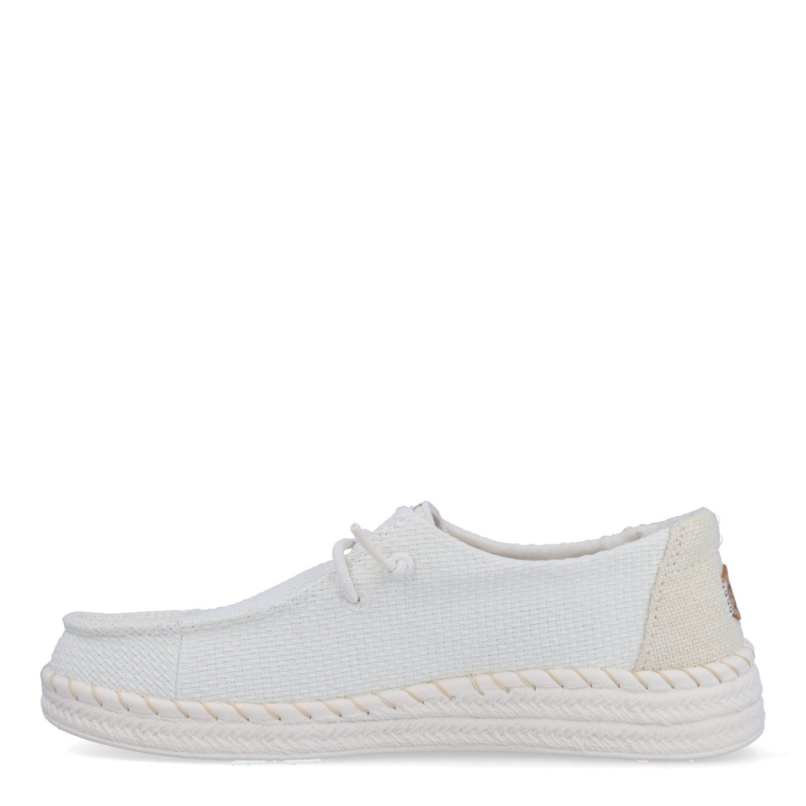 Náuticos transpirables de la marca Hey Dude, modelo WENDY ESPADRILE. Exterior de los áuticos en textil color blanco. Interior en textil color blanco. Cierre de los náuticos Hey Dude con cordón elástico blanco. Naúticos con suela plana. Estos náuticos Hey Dude WENDY ESPADRILE son el complemento clásico que necesitas esta temporada. No te puede faltar en tu armario.