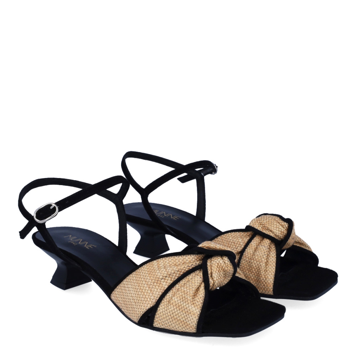 Sandalias de la marca Munné, modelo TUMBES. Exterior en piel color camel con detalle de nudo color camel en pala. Sandalias con punta plana. Interior de las sandalias en piel color negro. Sandalias Munné con tacón de 3cm de altura. Estas sandalias Munné TUMBES son ideales para estilizar tus looks y gozar de una comodidad en tu día a día!