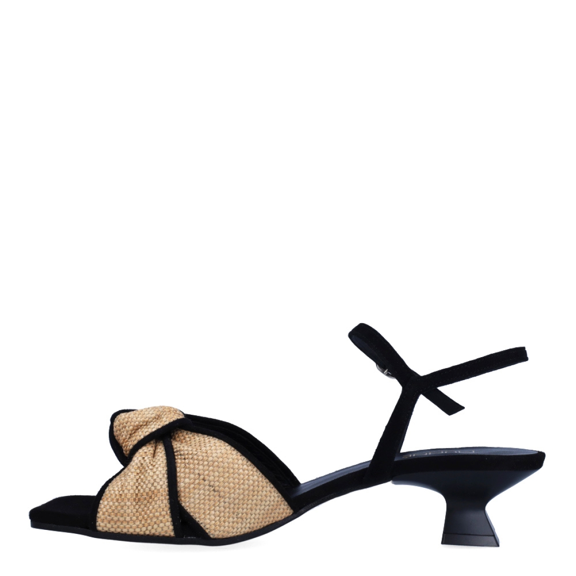 Sandalias de la marca Munné, modelo TUMBES. Exterior en piel color camel con detalle de nudo color camel en pala. Sandalias con punta plana. Interior de las sandalias en piel color negro. Sandalias Munné con tacón de 3cm de altura. Estas sandalias Munné TUMBES son ideales para estilizar tus looks y gozar de una comodidad en tu día a día!