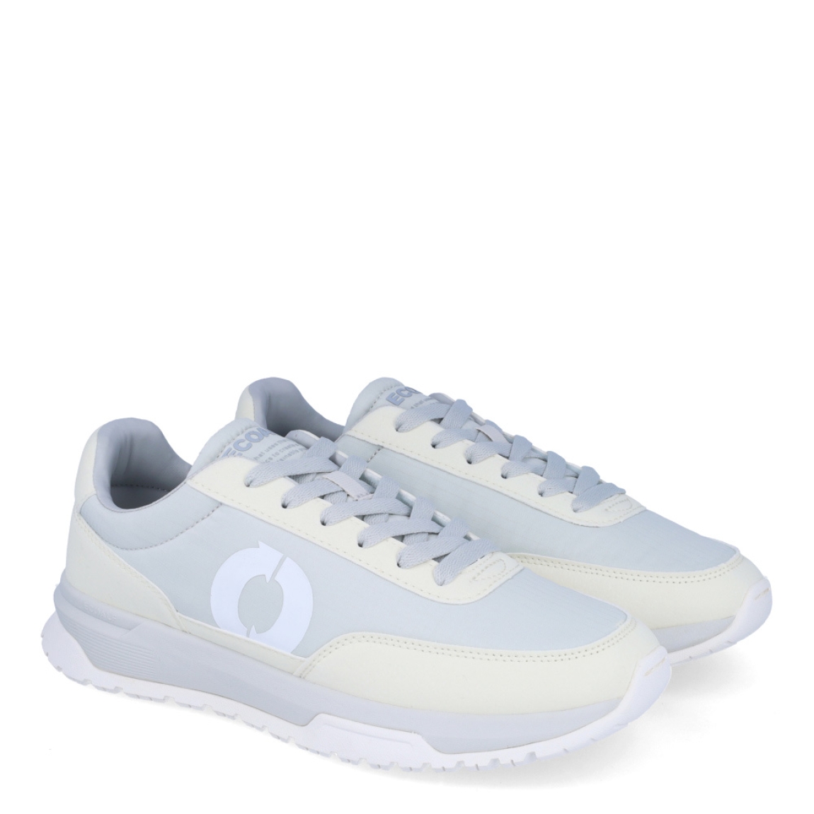 Deportivas de la marca Ecoalf, modelo VENTURA. Exterior de las deportivas en tela color blanco. Interior de las deportivas en tela y piel color blanco. Cierre de las deportivas con cordones grises. Deportivas Ecoalf con suela plana. Estas deportivas Ecoalf Ventura transpirables son el complemento perfecto en tu armario. Tienen un diseño clásico y te darán la comodidad que necesitas para tu día a día!