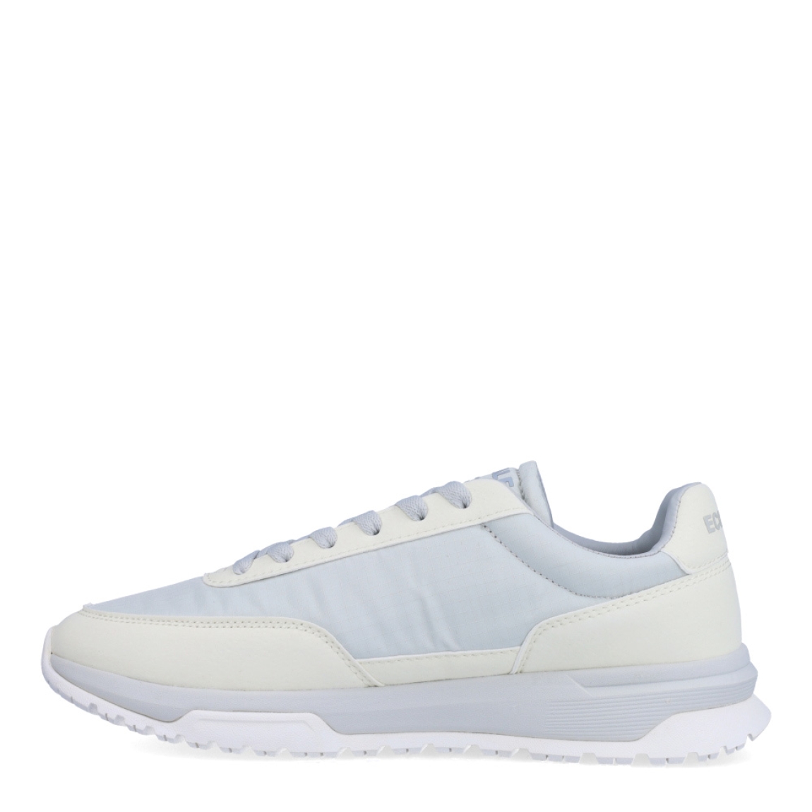 Deportivas de la marca Ecoalf, modelo VENTURA. Exterior de las deportivas en tela color blanco. Interior de las deportivas en tela y piel color blanco. Cierre de las deportivas con cordones grises. Deportivas Ecoalf con suela plana. Estas deportivas Ecoalf Ventura transpirables son el complemento perfecto en tu armario. Tienen un diseño clásico y te darán la comodidad que necesitas para tu día a día!