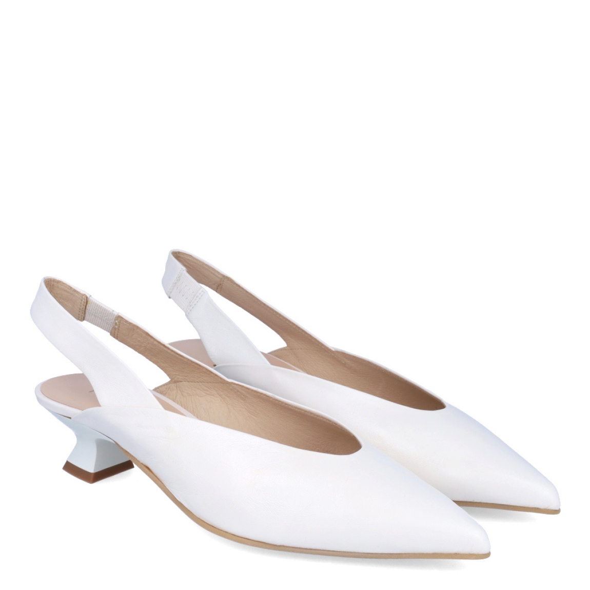 Salones destalonados de la marca Munné, modelo STHER. Exterior en piel color blanco con punta lápiz. Interior en piel color nude. Cierre con tiras. Salones Munné con tacón de 3cm de altura. Estos salones Munné STHER son un complemento ideal para darle elegancia a tus looks!