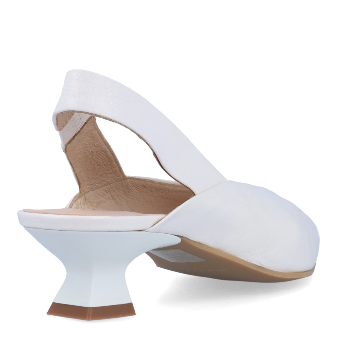 Salones destalonados de la marca Munné, modelo STHER. Exterior en piel color blanco con punta lápiz. Interior en piel color nude. Cierre con tiras. Salones Munné con tacón de 3cm de altura. Estos salones Munné STHER son un complemento ideal para darle elegancia a tus looks!