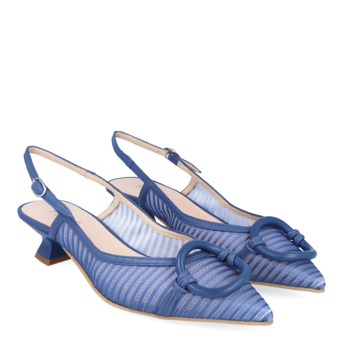 Salones destalonados de la marca Munné, modelo DONNA. Exterior en tela transparente color azul con detalle de adorno en pala. Salones con punta lápiz. Interior de los salones en piel color nude. Salones Munné con tacón de 3cm de altura. Estos salones Munné DONNA son ideales para estilizar tus looks y gozar de una comodidad en tu día a día!