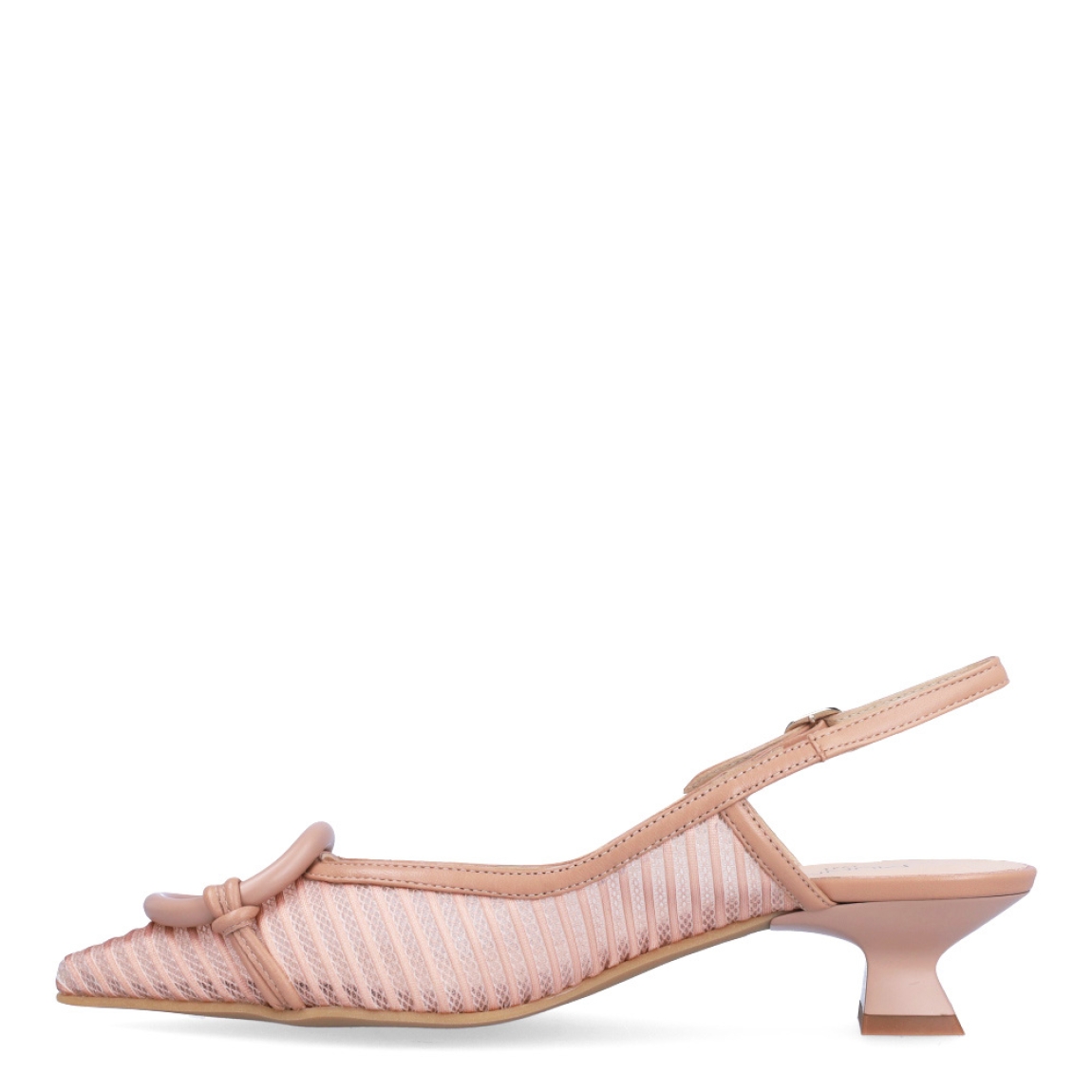 Salones destalonados de la marca Munné, modelo DONNA. Exterior en tela transparente color nude con detalle de adorno en pala. Salones con punta lápiz. Interior de los salones en piel color nude. Salones Munné con tacón de 3cm de altura. Estos salones Munné DONNA son ideales para estilizar tus looks y gozar de una comodidad en tu día a día!