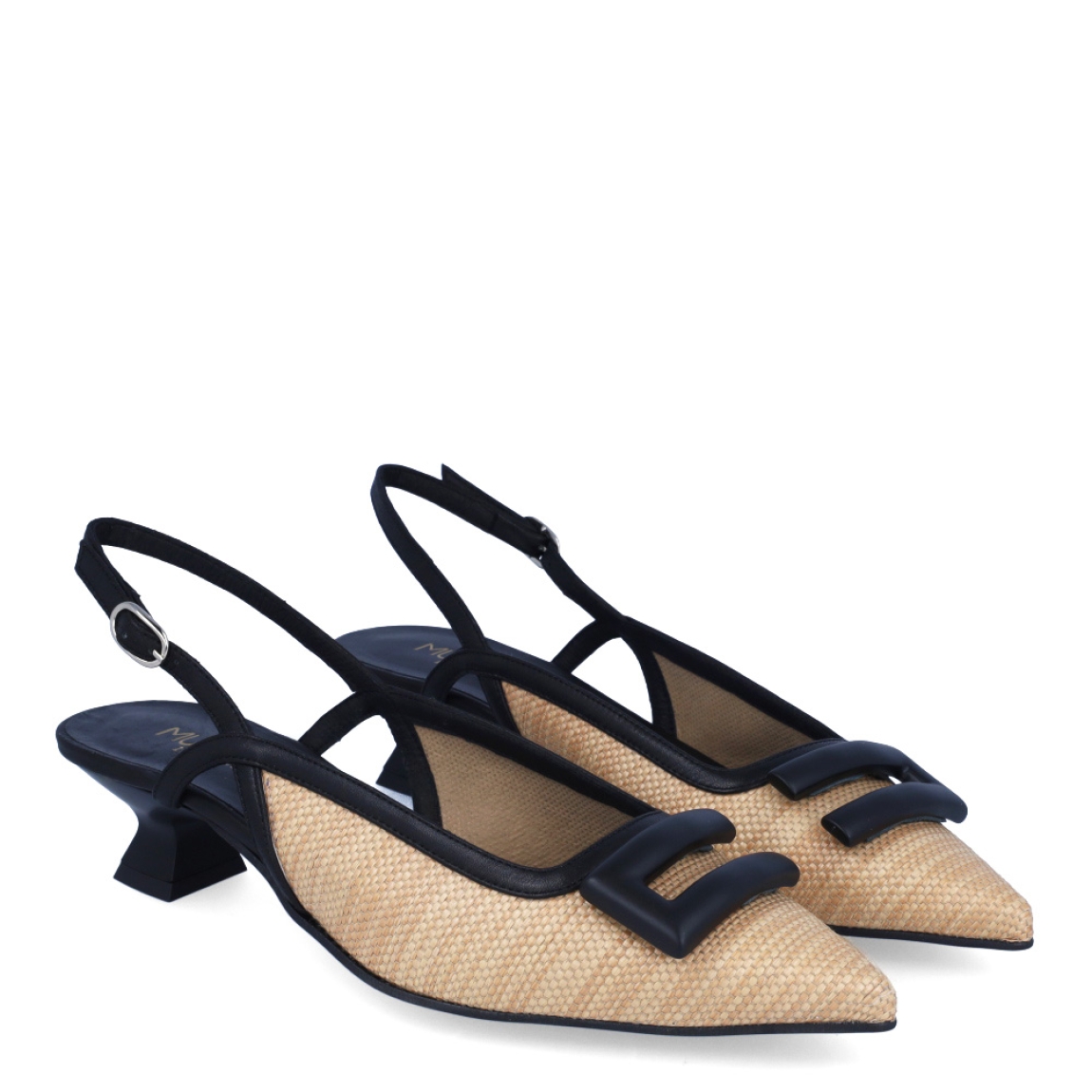 Salones destalonados de la marca Munné, modelo CASSIE. Exterior en piel color camel con detalle de adorno negro en pala. Salones con punta lápiz. Interior de los salones en piel color negro. Salones Munné con tacón de 3cm de altura. Estos salones Munné CASSIE son ideales para estilizar tus looks y gozar de una comodidad en tu día a día!