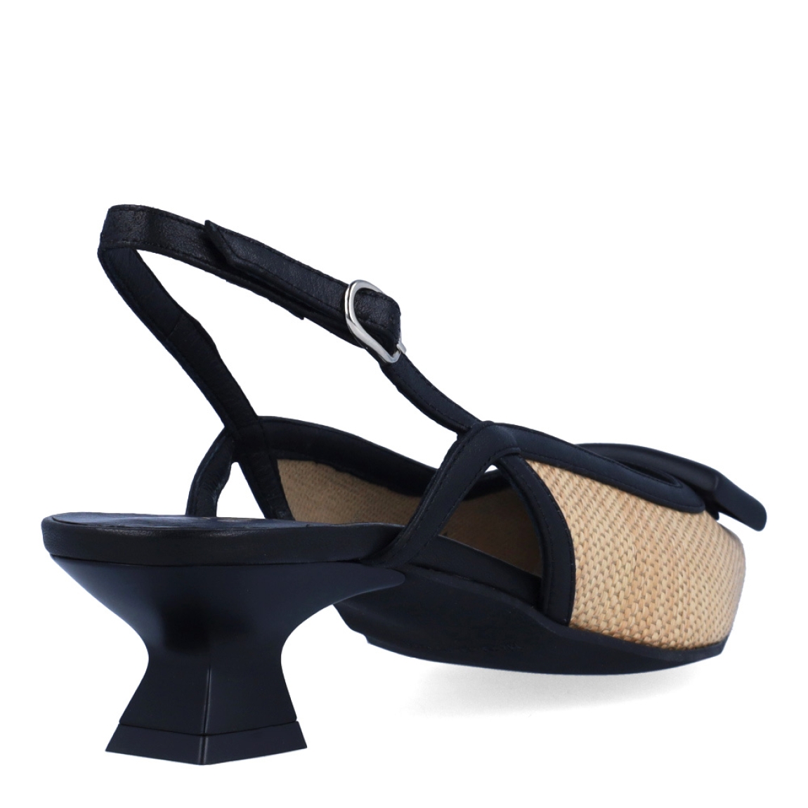 Salones destalonados de la marca Munné, modelo CASSIE. Exterior en piel color camel con detalle de adorno negro en pala. Salones con punta lápiz. Interior de los salones en piel color negro. Salones Munné con tacón de 3cm de altura. Estos salones Munné CASSIE son ideales para estilizar tus looks y gozar de una comodidad en tu día a día!